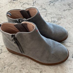 Girls gray boots
